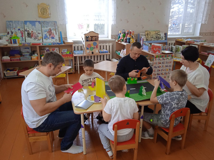 Мастерим вместе с папой Мастерим вместе с папой.